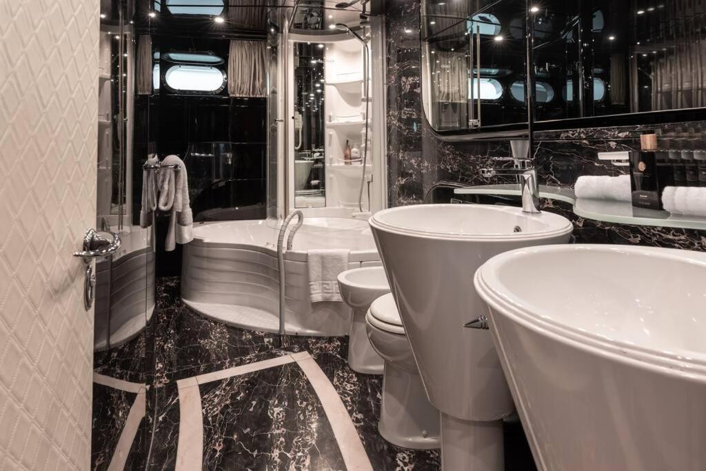 Hotel Super Yacht Located In Puerto Banus Marbella Exterior foto